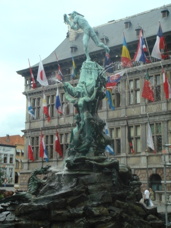 03 Antwerp town hall fountain