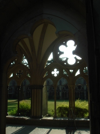 02Salisbury cathedral courtyard